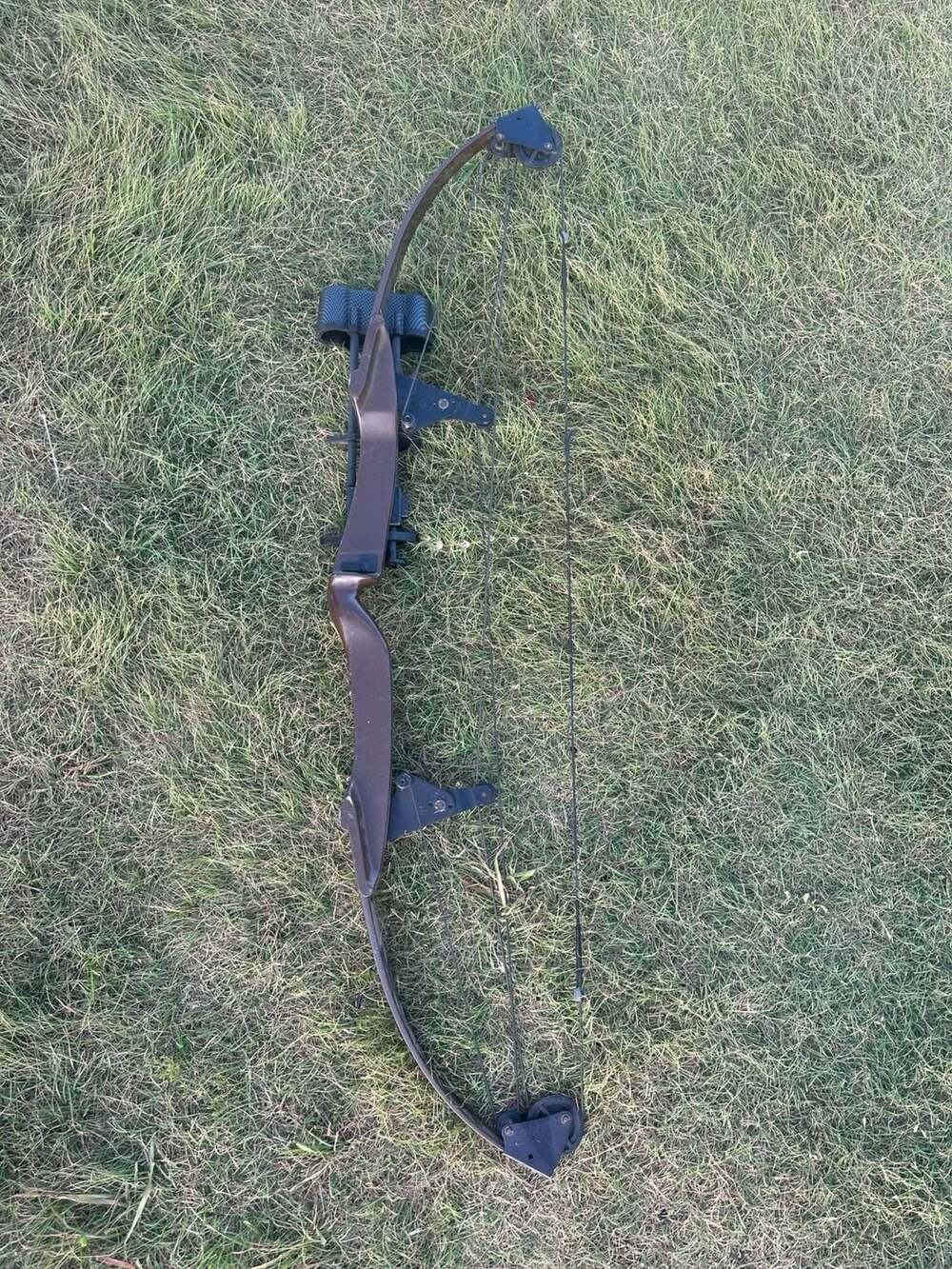 Vintage Bear Archery Whitetail Hunter Compound Bow with 3 arrows and arrow rest
